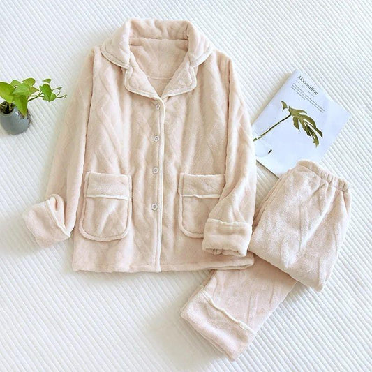 Famille heureuse en pyjamas polaires coordonnés pour soirée cocooning