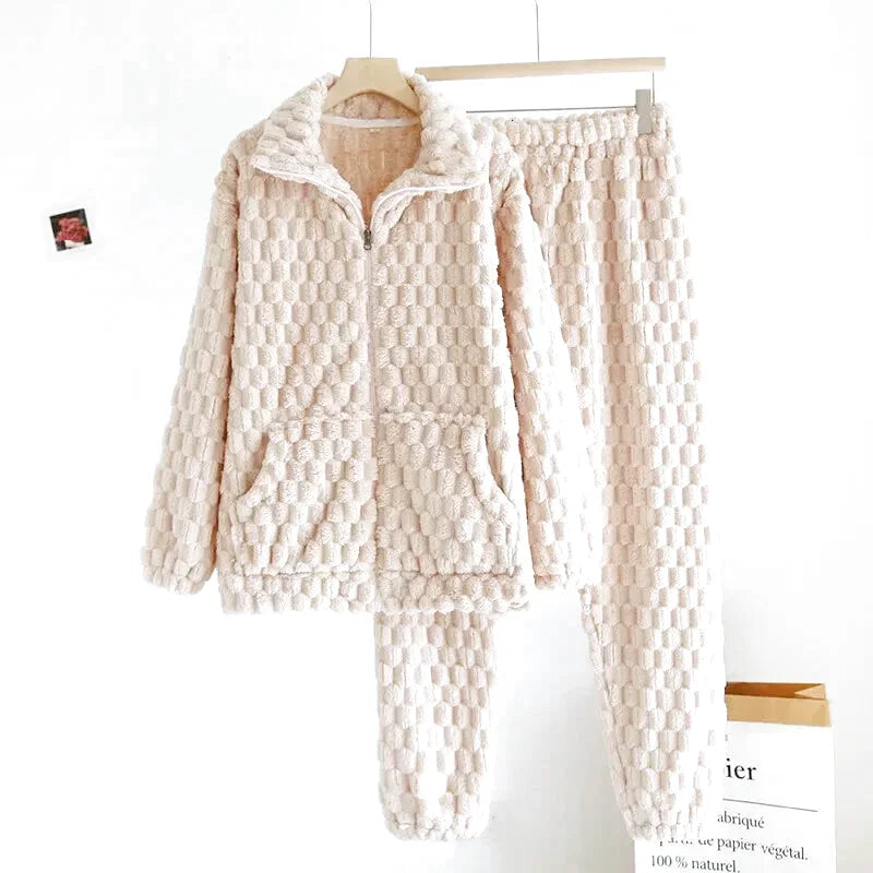 Famille heureuse en pyjamas polaires coordonnés pour soirée cocooning