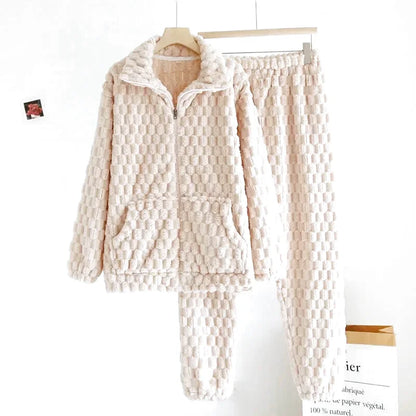 Famille heureuse en pyjamas polaires coordonnés pour soirée cocooning